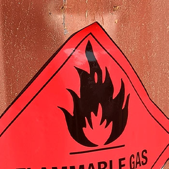 Gefahrgutetiketten Negativbeispiel Haftkraft