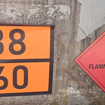 Gefahrgutetiketten Negativbeispiel Haftkraft