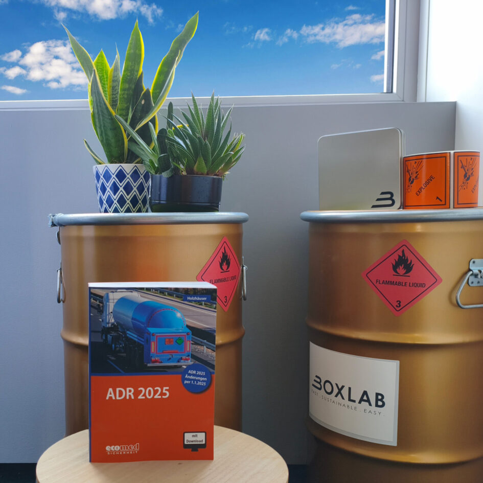 ADR 2025 Buch vor dem BOXLAB Services Bürofenster